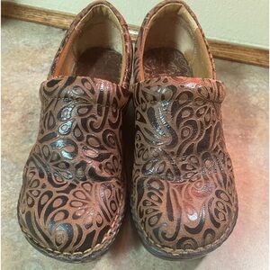 B.O.C Born “Peggy” clogs. Dark brown with design Size 7.5